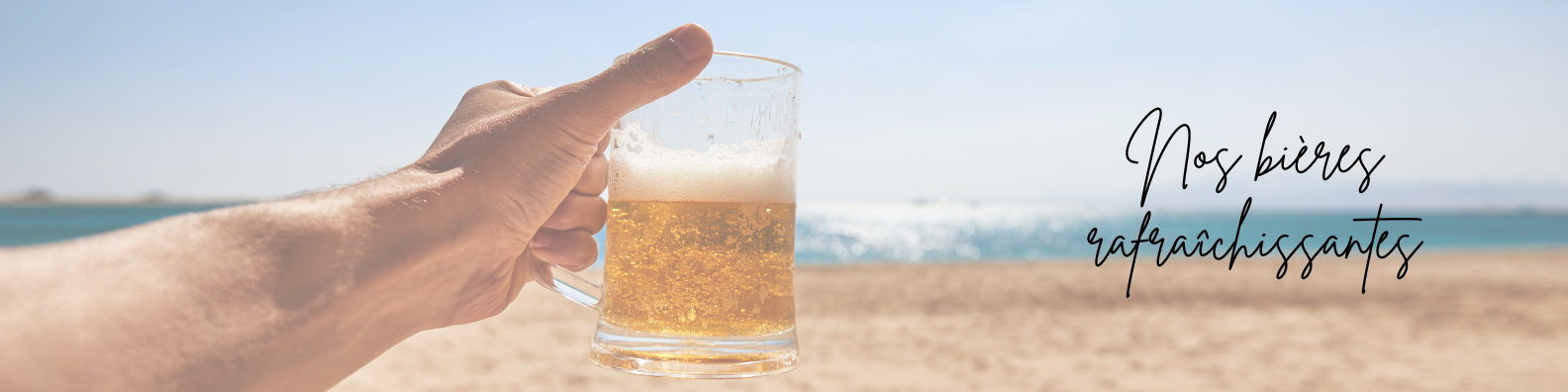 Image d'une bière avec en fond une plage 